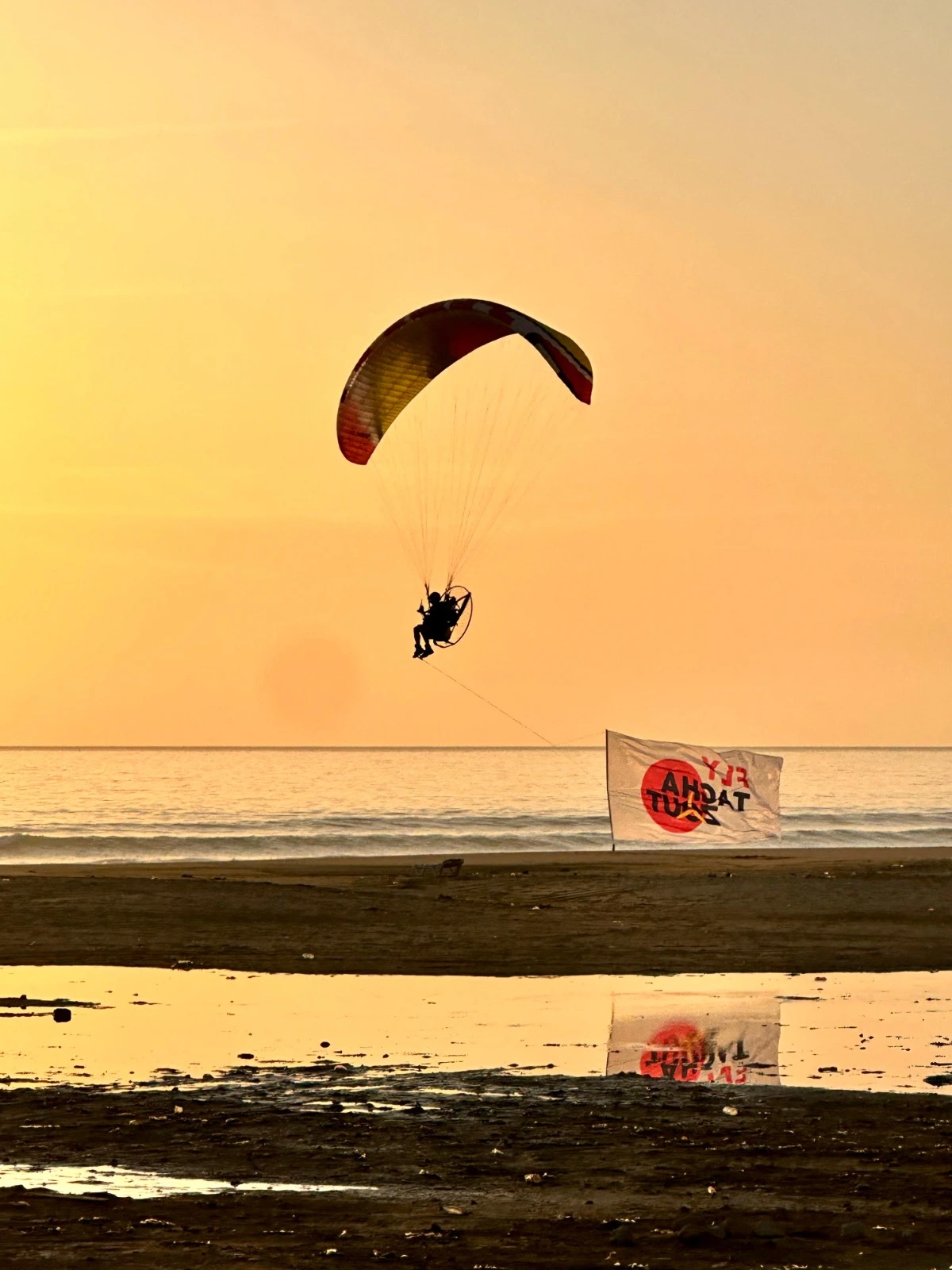 Vol en paramoteur au coucher du soleil
