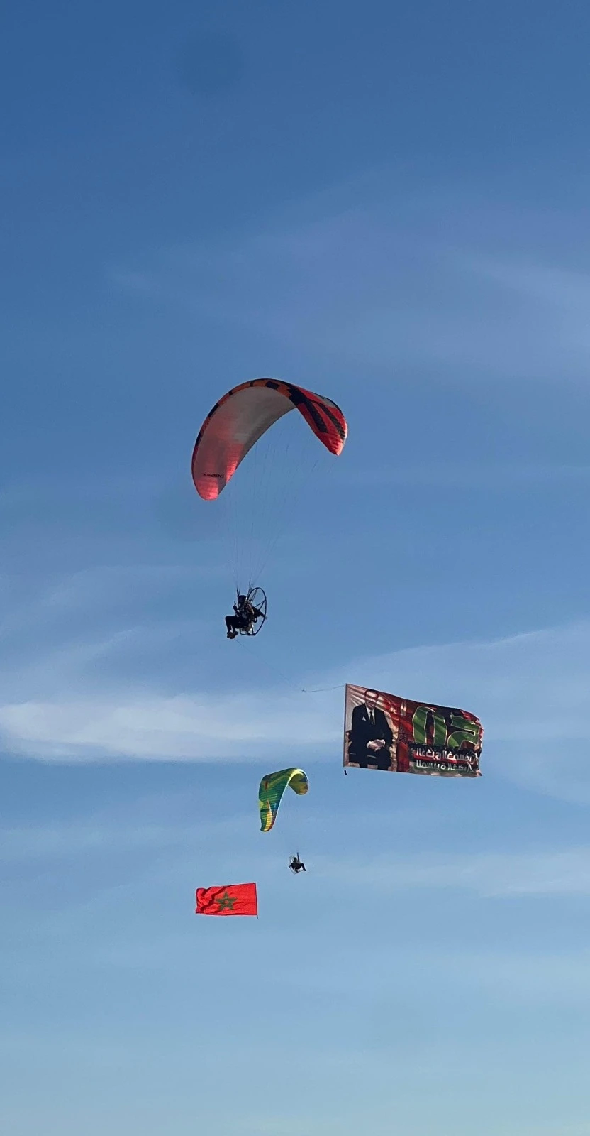 Vol romantique en paramoteur au coucher du soleil